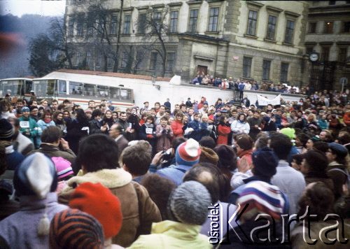 29.12.1989, Praga, Czechosłowacja.
Ludzie czekający na przyjazd Vaclava Havla na uroczystość zaprzysiężenia go na prezydenta Republiki Czechosłowacji.
Fot. Dominik Księski, zbiory Ośrodka KARTA