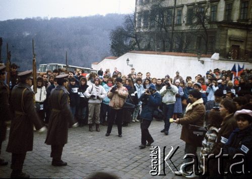 29.12.1989, Praga, Czechosłowacja.
Ludzie czekający na przyjazd Vaclava Havla na uroczystość zaprzysiężenia go na prezydenta Republiki Czechosłowacji.
Fot. Dominik Księski, zbiory Ośrodka KARTA