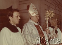 Przed 1984, Polska.
Ksiądz Jerzy Popiełuszko, NN, i ksiądz prałat Teofil Bogucki.
Fot. NN, zbiory Ośrodka KARTA