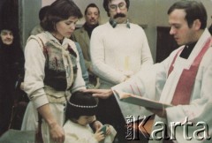 Przed 1984, Polska.
Ksiądz Jerzy Popiełuszko błogosławi dziecko.
Fot. NN, zbiory Ośrodka KARTA