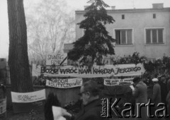 3.11.1984, Warszawa, Polska.
Pogrzeb księdza Jerzego Popiełuszki w Kościele św. Stanisława Kostki na warszawskim Żoliborzu - transparenty z napisami: 