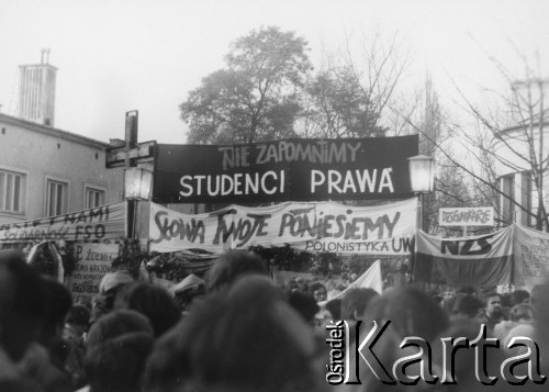 3.11.1984, Warszawa, Polska.
Pogrzeb księdza Jerzego Popiełuszki w Kościele św. Stanisława Kostki na warszawskim Żoliborzu - transparenty z napisami: 