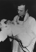 Przed 1984, brak miejsca.
Ksiądz Jerzy Popiełuszko udziela chrztu.
Fot. Teo Kemilew, zbiory Ośrodka KARTA.