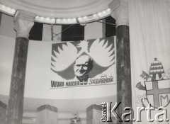 Przed 1984, Warszawa, Polska.
Transparent przedstawiający papieża Jana Pawła II wraz z napisem: 