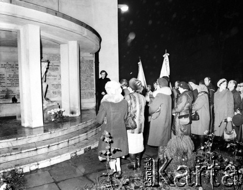 Październik-listopad 1981, Warszawa, Polska.
Złożenie kwiatów przy tablicach upamiętniających poległych w czasie II wojny światowej. W głębi stoi ksiądz Jerzy Popiełuszko.
Fot. Adam Szymański, zbiory Ośrodka KARTA, kolekcję zdjęć przekazał Adam Szymański