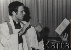 Przed 1984, Polska.
Księdz Jerzy Popiełuszko śpiewa pieśń kościelną. 
Fot. NN, zbiory Ośrodka KARTA