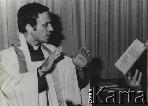 Przed 1984, Polska.
Księdz Jerzy Popiełuszko śpiewa pieśń kościelną. 
Fot. NN, zbiory Ośrodka KARTA