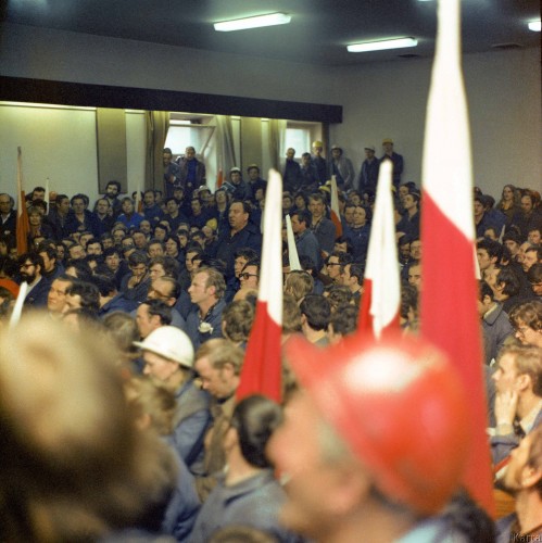 1980, Warszawa, Polska.
Spotkanie hutników z Huty Warszawa z Lechem Wałęsą. Napisy na transparentach: 