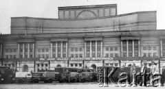 Po 13.12.1981, Warszawa, Polska.
Samochody milicyjne przed Teatrem Wielkim. Widoczny jest również napis: 