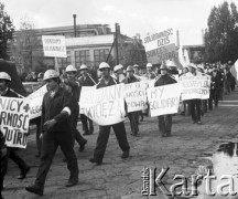 1981, Warszawa, Polska.
Strajk pracowników Huty Warszawa. Hutnicy z transparentami: 