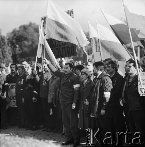 1981, Warszawa, Polska.
Strajk pracowników Huty Warszawa. Hutnicy z flagami i transparentami, m.in.: 