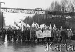 Październik 1980, Warszawa, Polska.
Strajk pracowników Huty Warszawa. Hutnicy z flagami i transparentami, m.in.: 