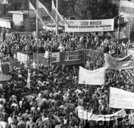 9.10.1990, Warszawa, Polska.
Wizyta Lecha Wałęsy w Hucie Warszawa. Widok z góry na zgromadzony tłum, widoczny jest równiez napis na transparencie: 