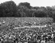 16-23.06.1983, Warszawa, Polska.
Druga pielgrzymka Jana Pawła II do Polski. Tłum wiernych. Napis na transparencie: 