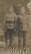 1914-1916, brak miejsca.
Żołnierze Armii Austriackiej, z lewej stoi Ludwik Krynicki.
Fot. NN, zbiory Ośrodka KARTA, kolekcję zdjęć przekazał Mirosław Krynicki