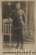 1918-1920, brak miejsca.
Portret Ludwika Krynickiego w mundurze żołnierza Legionów. 
Fot. NN, zbiory Ośrodka KARTA, kolekcję zdjęć przekazał Mirosław Krynicki