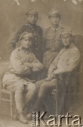 1918-1920, Lwów.
Czterej żołnierze Legionów - po lewej stronie stoi Ludwik Krynicki. Na dole zdjęcia, po prawej stronie widoczna jest sygnatura lwowskiego zakładu fotograficznego.
Fot. NN, zbiory Ośrodka KARTA, kolekcję zdjęć przekazał Mirosław Krynicki