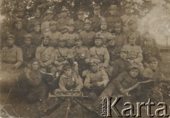 1918-1920, brak miejsca.
Grupa żołnierzy Legionów. Na pierwszym planie - ustawione w kozły karabiny, na nich ułożona została trąbka sygnałowa, po bokach widoczne są dwa ciężkie karabiny maszynowe. 
Fot. NN, zbiory Ośrodka KARTA, kolekcję zdjęć przekazał Mirosław Krynicki