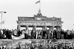 10.11.1989, Berlin Zachodni, Niemcy.
Upadek Muru Berlińskiego. Manifestanci na murze, w tle Brama Brandenburska.
Fot. Anna Biała, zbiory Ośrodka KARTA