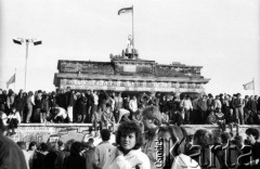 10.11.1989, Berlin Zachodni, Niemcy.
Upadek Muru Berlińskiego. Manifestanci na murze, w tle Brama Brandenburska.
Fot. Anna Biała, zbiory Ośrodka KARTA
