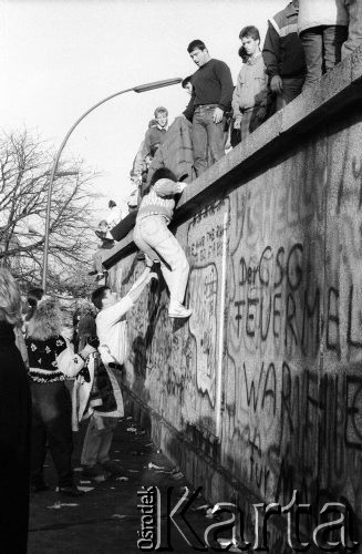 10.11.1989, Berlin Zachodni, Niemcy.
Upadek Muru Berlińskiego. Manifestanci wspinający się na mur.
Fot. Anna Biała, zbiory Ośrodka KARTA
