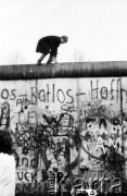 10.11.1989, Berlin Zachodni, Niemcy.
Upadek Muru Berlińskiego. Uczestnik manifestacji na murze.
Fot. Anna Biała, zbiory Ośrodka KARTA