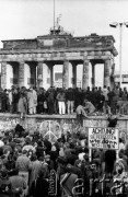 10.11.1989, Berlin Zachodni, Niemcy.
Upadek Muru Berlińskiego. Manifestanci na Murze, w tle Brama Brandenburska.
Fot. Anna Biała, zbiory Ośrodka KARTA
