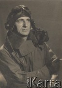 1940-1947, Wielka Brytania.
Jan A. Moch, portret w stroju lotnika. 
Fot. NN, zbiory Ośrodka KARTA, Pogotowie Archiwalne [PAF_046], udostępniła Małgorzata Krzyżak
