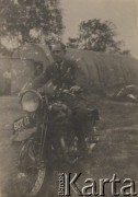 25.05.1946, Chedburgh, Anglia, Wielka Brytania.
Jan A. Moch w mundurze na motocyklu. W głębi standardowy barak lotniskowy typu Nissena, znany powszechnie wśród Polaków jako 