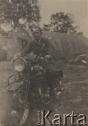 25.05.1946, Chedburgh, Anglia, Wielka Brytania.
Jan A. Moch w mundurze na motocyklu. W głębi standardowy barak lotniskowy typu Nissena, znany powszechnie wśród Polaków jako 