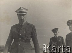Jesień 1943, Wielka Brytania. 
Naczelny Wódz gen. Kazimierz Sosnkowski podczas wizyty w jednym z polskich dywizjonów lotniczych w Wielkiej Brytanii ( być może w 307 Nocnym Dywizjonie Myśliwskim 
