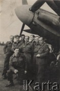 1943, Wielka Brytania. 
Grupa lotników przy samolocie myśliwskim de Haviland Mosquito, prawdopodobnie w Nocnym Dywizjonie Myśliwskim 307. Pierwszy z prawej stoi Jan A. Moch. 
Fot. NN, zbiory Ośrodka KARTA, Pogotowie Archiwalne [PAF_046], udostępniła Małgorzata Krzyżak
