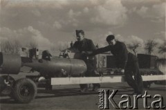 1940-1945, Wielka Brytania.
Dywizjon 304, bomba lotnicza na wózku gotowa do załadowania do samolotu. 
Fot. NN, zbiory Ośrodka KARTA, Pogotowie Archiwalne [PAF_046], udostępniła Małgorzata Krzyżak
