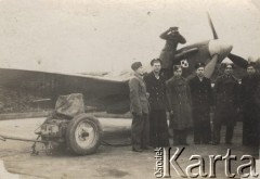 1940-1945, Wielka Brytania. 
Lotnicy i marynarze przed samolotem myśliwskim Supermarine Spitfire z Dywizjonu 315.
Fot. NN, zbiory Ośrodka KARTA, Pogotowie Archiwalne [PAF_046], udostępniła Małgorzata Krzyżak