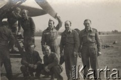 1940-1945, Wielka Brytania. 
Grupa lotników przy samolocie dwusilnikowym (prawdopodobnie de Havilland Mosquito). Jan Moch kuca (z prawej). 
Fot. NN, zbiory Ośrodka KARTA, Pogotowie Archiwalne [PAF_046], udostępniła Małgorzata Krzyżak