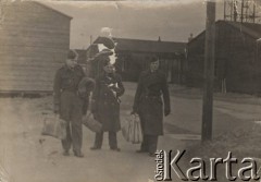 27.03.1946, Kinloss, Szkocja, Wielka Brytania
Baza RAF, lotnicy przed barakiem na lotnisku, w środku Jan A. Moch.  
Fot. NN, zbiory Ośrodka KARTA, Pogotowie Archiwalne [PAF_046], udostępniła Małgorzata Krzyżak