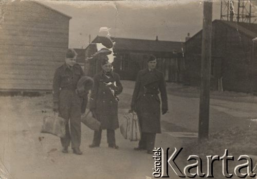 27.03.1946, Kinloss, Szkocja, Wielka Brytania
Baza RAF, lotnicy przed barakiem na lotnisku, w środku Jan A. Moch.  
Fot. NN, zbiory Ośrodka KARTA, Pogotowie Archiwalne [PAF_046], udostępniła Małgorzata Krzyżak