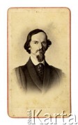 1864, Lwów, Austro-Węgry.
Portret mężczyzny w stroju z szerokimi rękawami, podpis na odwrocie zdjęcia: 