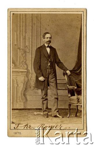 1872, Wiedeń, Austro-Węgry.
Portret hrabiego T. Romera stojącego przy krześle.
Fot. Adele Perlmutter, zbiory Ośrodka KARTA, Pogotowie Archiwalne [PAF_002], udostępnił Kazimierz Dorant