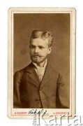 1867-1893, Kraków, Austro-Węgry.
Portret młodego mężczyzny, podpis na fotografii 