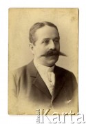 Przed 1914, brak miejsca.
Portret mężczyzny z wąsami.
Fot. NN, zbiory Ośrodka KARTA, Pogotowie Archiwalne [PAF_002], udostępnił Kazimierz Dorant