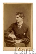 1870-1905, Wiedeń, Austro-Węgry.
Portret młodego mężczyzny.
Fot. Rudolf Krziwanek, zbiory Ośrodka KARTA, Pogotowie Archiwalne [PAF_002], udostępnił Kazimierz Dorant