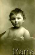 1916, brak miejsca.
Portret małego dziecka.
Fot. NN, zbiory Ośrodka KARTA, Pogotowie Archiwalne [PAF_002], udostępnił Kazimierz Dorant