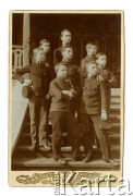 Przed 1914, Austro-Węgry.
Grupa chłopców w mundurkach gimnazjalnych na schodach przed budynkiem.
Fot. NN, zbiory Ośrodka KARTA, Pogotowie Archiwalne [PAF_002], udostępnił Kazimierz Dorant