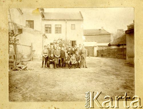 Przed 1914, Austro-Węgry.
Grupa chłopców w mundurkach szkolnych na podwórku przed budynkiem.
Fot. NN, zbiory Ośrodka KARTA, Pogotowie Archiwalne [PAF_002], udostępnił Kazimierz Dorant