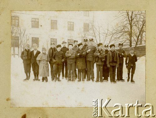 Przed 1914, Austro-Węgry.
Zima, grupa chłopców ubranych w mundurki gimnazjalne na łyżwach przed budynkiem.
Fot. NN, zbiory Ośrodka KARTA, Pogotowie Archiwalne [PAF_002], udostępnił Kazimierz Dorant