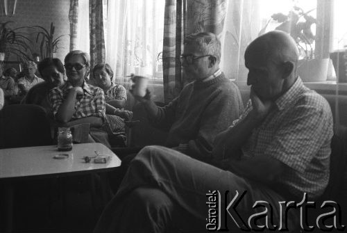 Sierpień-grudzień 1982, Darłowo, Polska.
Ośrodek dla internowanych w Darłówku. Od prawej siedzą Andrzej Drawicz, Krzysztof Śliwiński.
Fot. Andrzej Zieliński, zbiory Ośrodka KARTA