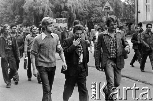 Sierpień 1980, Gdańsk, Polska.
Strajk w Stoczni Gdańskiej im. Lenina, w środku idzie Lech Wałęsa.
Fot. NN, zbiory Ośrodka KARTA, udostepnił Witold Kazuro.
