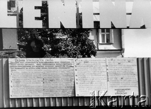 Sierpień 1980, Gdańsk, Polska.
Strajk w Stoczni Gdańskiej im. Lenina, postulaty na bramie.
Fot. NN, zbiory Ośrodka KARTA, udostepnił Witold Kazuro.
