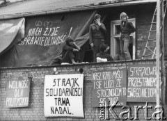 Sierpień 1980, Gdańsk, Polska.
Strajk w Stoczni Gdańskiej im. Lenina, hasła: 